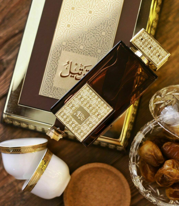 Tarteel Gold, Une évasion au cœur du Moyen-Orient. Safran, cannelle, oud, musc et patchouli, une harmonie et un équilibre sans égal. Le moyen Orient dans toute sa splendeur.