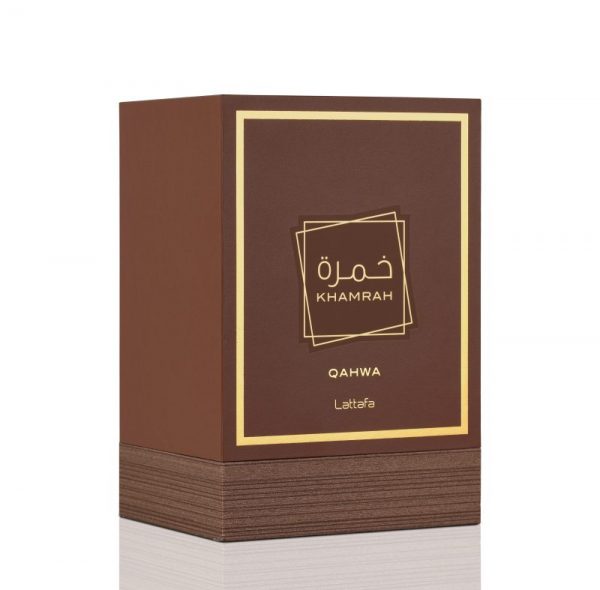 Au cœur de cette fragrance opulente, les dattes sucrées se mêlent au mahonial sensuel, au praliné gourmand, à la tubéreuse opulente et au café velouté, créant un bouquet floral et épicé qui évoque des souvenirs de douceur et de séduction, plongeant les sens dans une cascade d'émotions enivrantes.