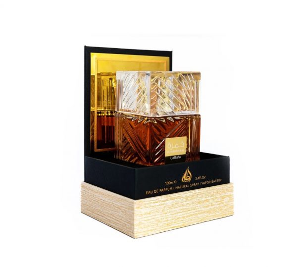 Plongez dans un monde de luxe et de décadence avec Khamrah, une création exquise de la parfumerie.