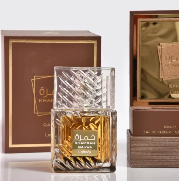 Au cœur de cette fragrance opulente, les dattes sucrées se mêlent au mahonial sensuel, au praliné gourmand, à la tubéreuse opulente et au café velouté, créant un bouquet floral et épicé qui évoque des souvenirs de douceur et de séduction, plongeant les sens dans une cascade d'émotions enivrantes.